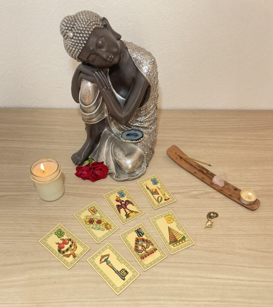 cartes de voyance avec bouddha et bougie illustrant une séance de voyance